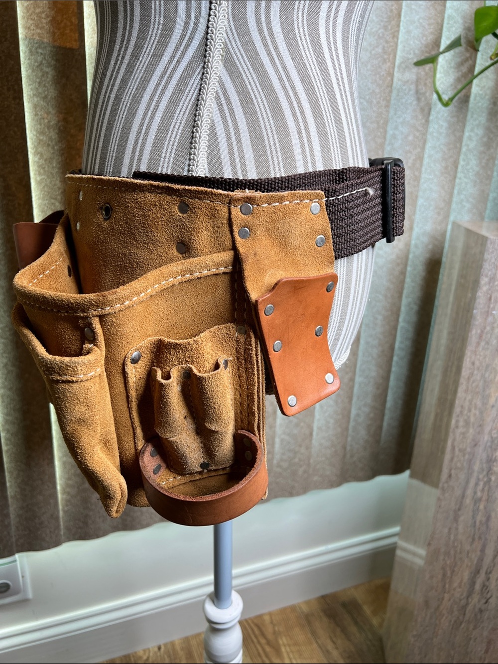 NICHOLAS Brown Leather Tool Pouch on Tan Suede Belt, like new - Picture 6 of 6